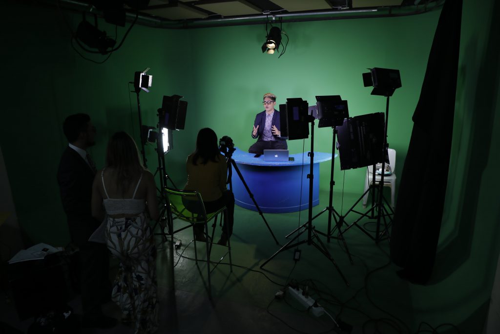 Estudio croma del ITV en uso, presentador grabando frente a pantalla verde