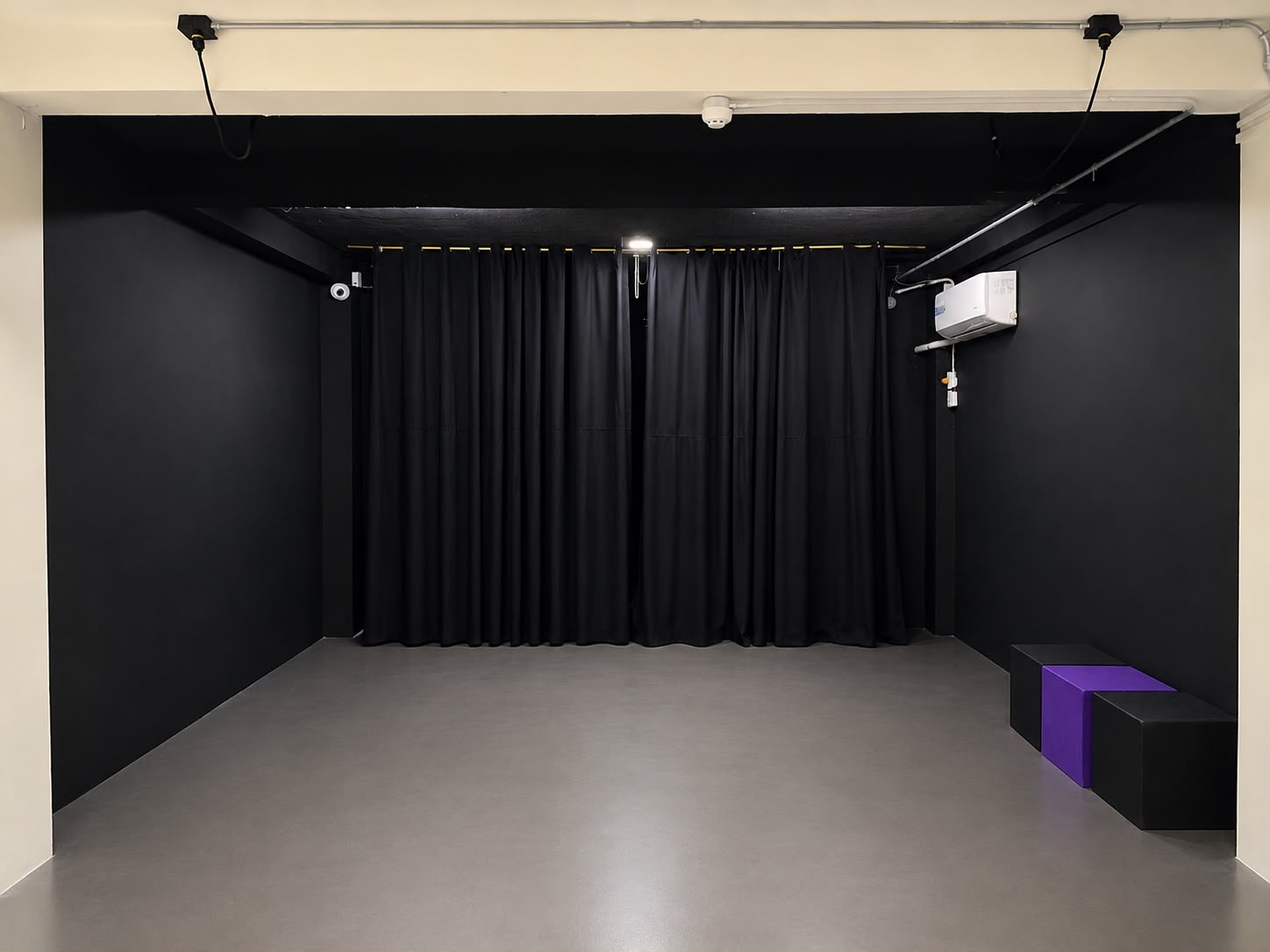 Taller 3 del ITV: espacio amplio con cortinas negras y piso pulido, diseñado para ensayos