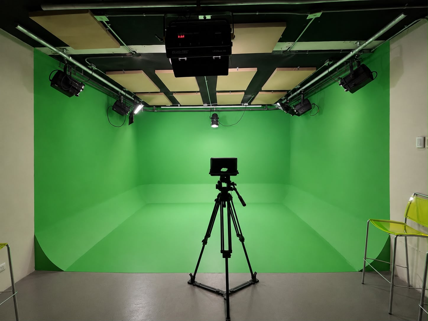 Estudio croma del ITV: set con pantalla verde, parrilla de luz y cámara con teleprompter