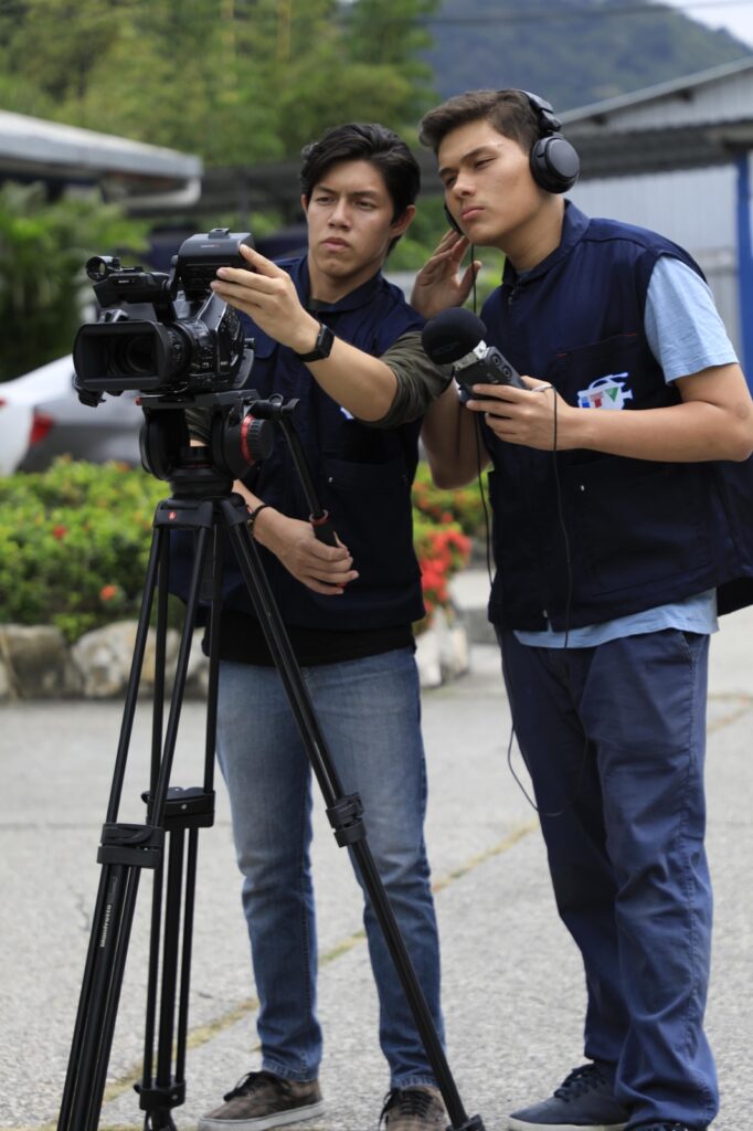 Estudiantes del ITV operando una cámara profesional en producción